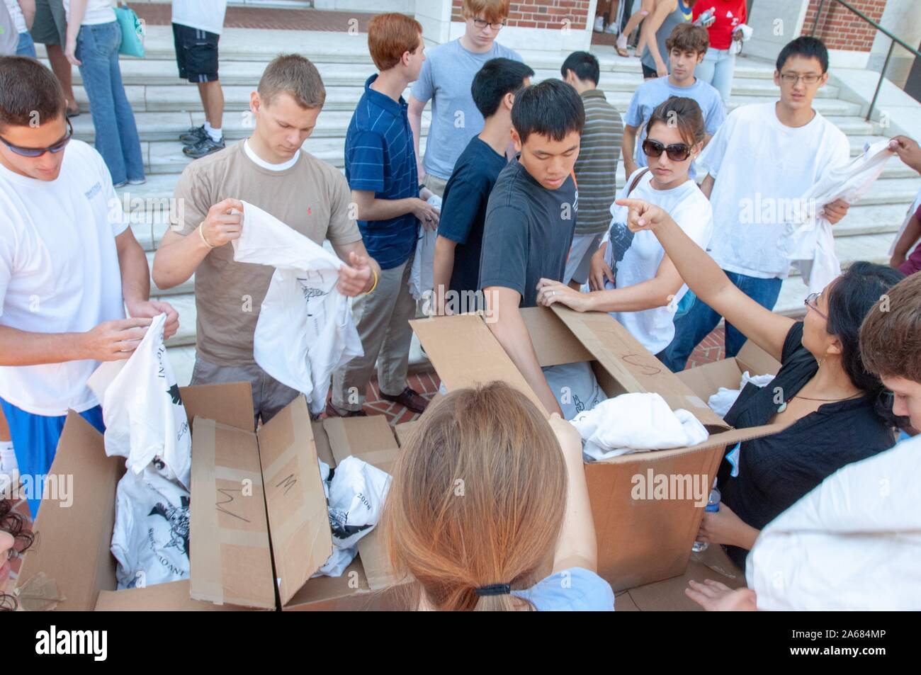 Les étudiants de première année entrants recevoir T shirts durant l'orientation sur l'Homewood Campus de l'Université Johns Hopkins de Baltimore, Maryland, le 2 septembre 2008. À partir de la collection photographique de Homewood. () Banque D'Images