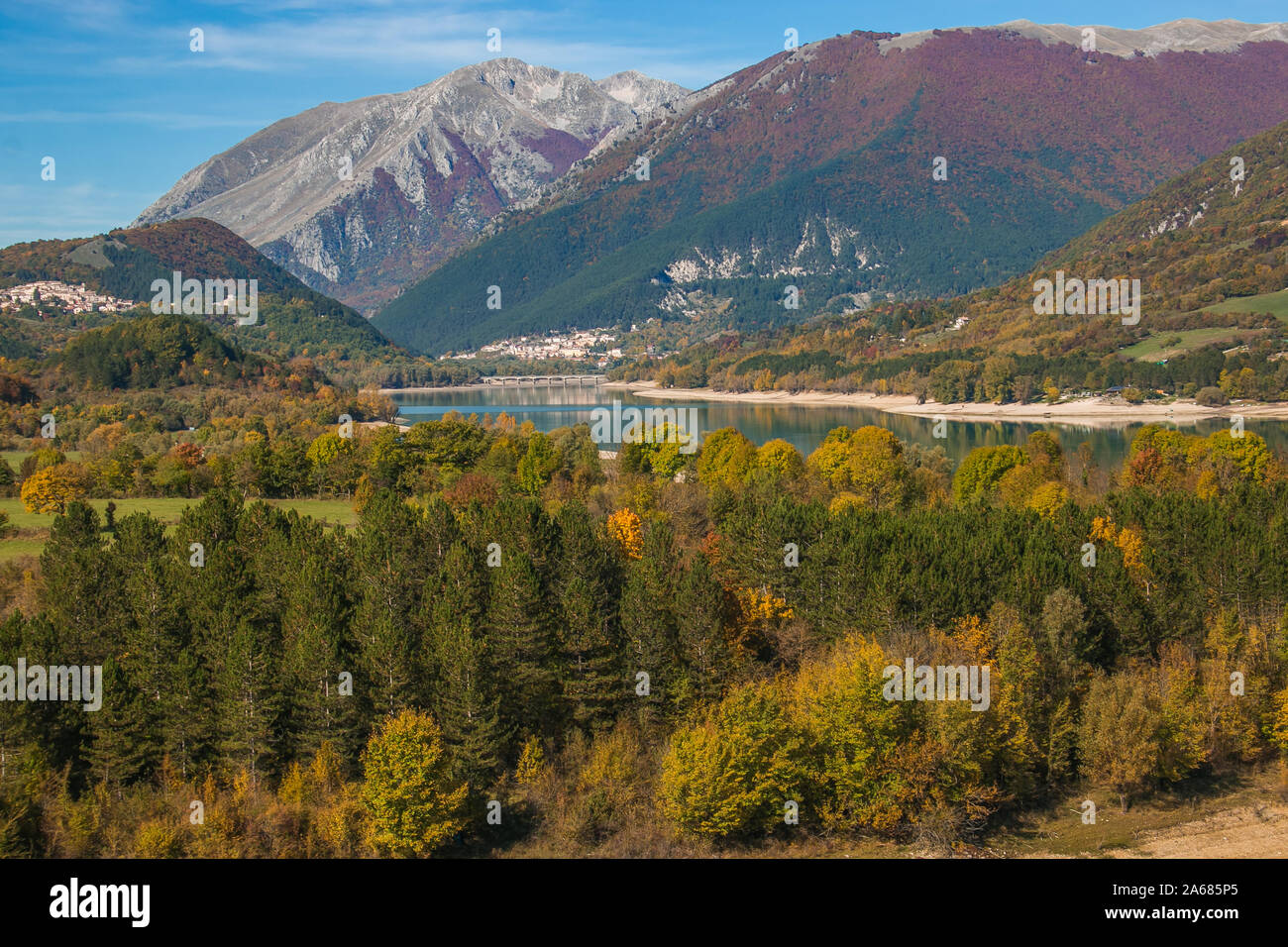 Au coeur du Parc National des Abruzzes et parmi les sommets de l'Apennin, il y a le Lac de Barrea, dominé par trois charmants villages Banque D'Images