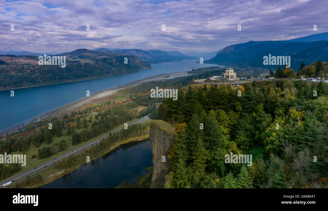 L'emblématique Crown Point Vista House vue de Portland Women's Forum donnant sur les majestueuses Gorges de la rivière Columbia. Banque D'Images