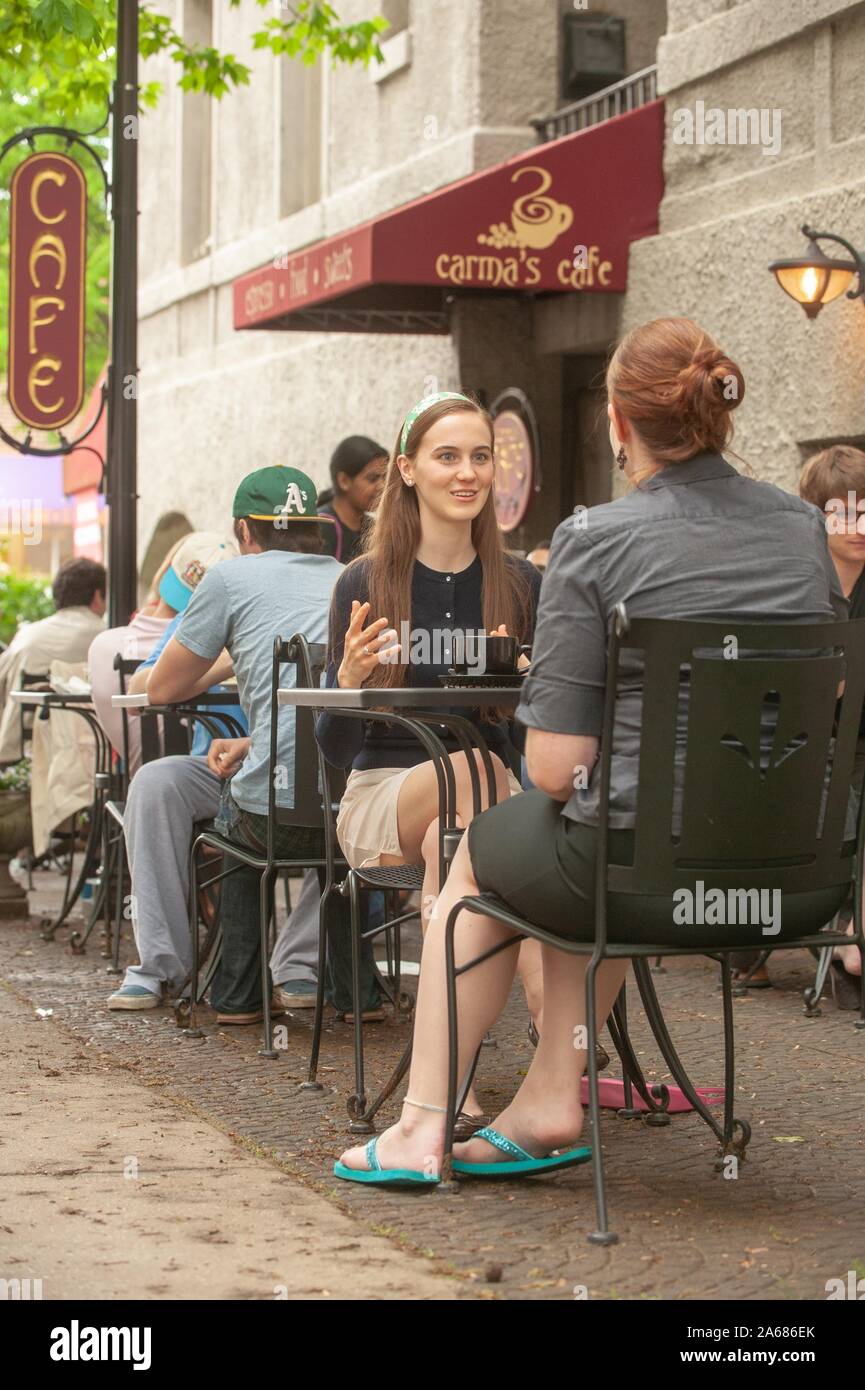 Un étudiant se trouve à l'extérieur, dans un café et parle avec un ami à l'Université Johns Hopkins de Baltimore, Maryland, le 7 mai 2009. À partir de la collection photographique de Homewood. () Banque D'Images