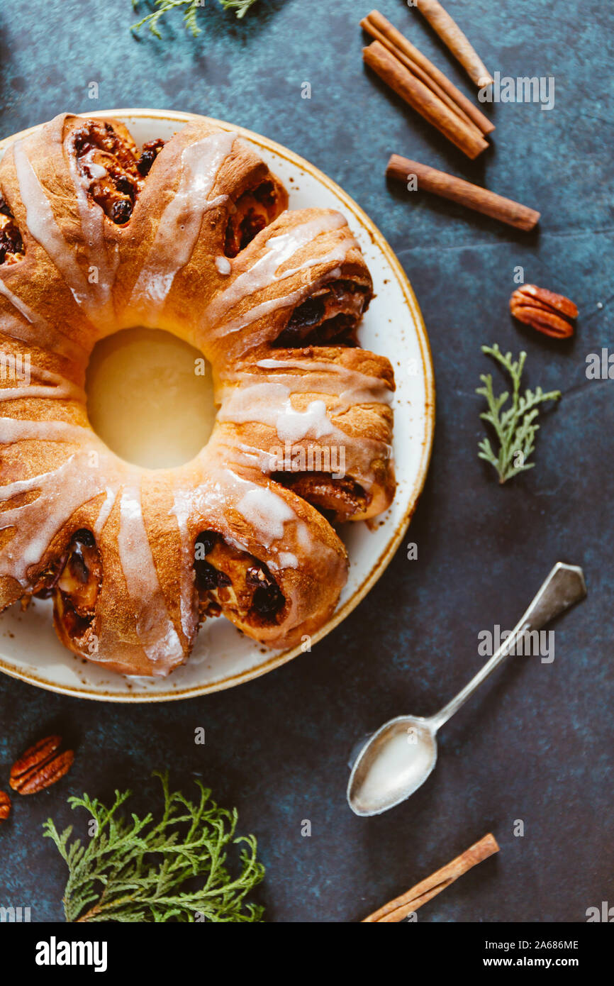 Television Creative Lay Vue De Dessus De L Anneau The Suedois Gateau De Noel A La Cannelle Les Pacanes Et Les Raisins Secs Sur Un Fond Bleu Le Concept D Holi Hiver Douillet Photo Television Creative Lay Vue De Dessus De L Anneau The Suedois Gateau De Noel A La Cannelle Les Pacanes Et Les Raisins Secs Sur Un Fond Bleu Le Concept D Holi Hiver Douillet Photo