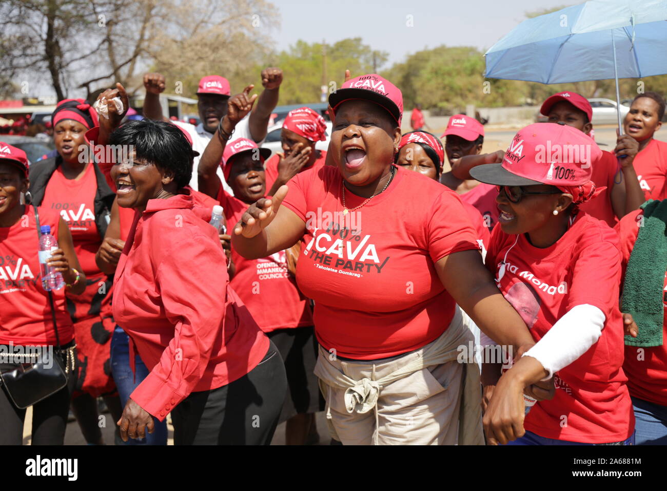 Gaborone, Botswana. 24 Oct, 2019. Les partisans du parti démocratique du Botswana (BDP) assister à une réunion que le dépouillement de l'élection parlementaire continue à Gaborone, capitale du Botswana, le 24 octobre 2019. Botswana's principal parti d'opposition, le parapluie pour le Changement Démocratique (UDC), a pris une avance tôt jeudi, dans les premiers résultats de l'élection parlementaire tenue le mercredi. Au moment de mettre sous presse, seuls cinq des 57 résultats des circonscriptions ont été vérifiés et publiés. Credit : Tshekiso Tebalo/Xinhua/Alamy Live News Banque D'Images