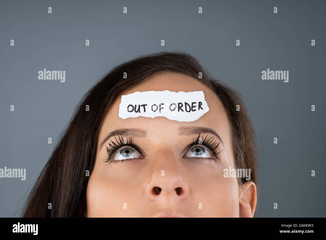 Photo de jeune femme souffrant de surcharge du cerveau Banque D'Images