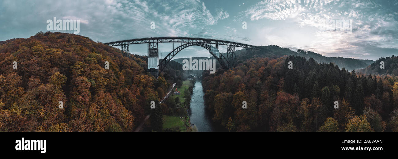 Le plus haut pont Müngsten pont de chemin de fer en Allemagne Drone la photographie. Banque D'Images