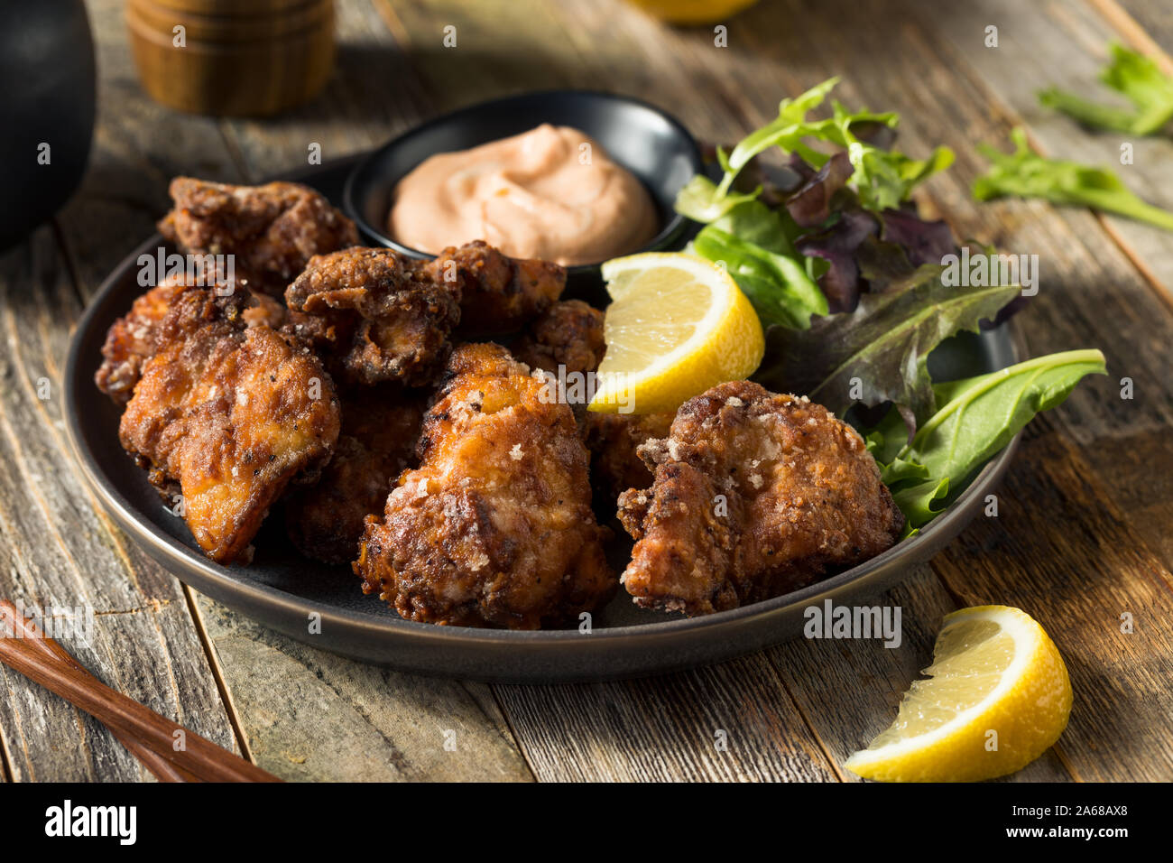 Fried Chicken Karaage japonais faits maison avec Mayo et citron Banque D'Images