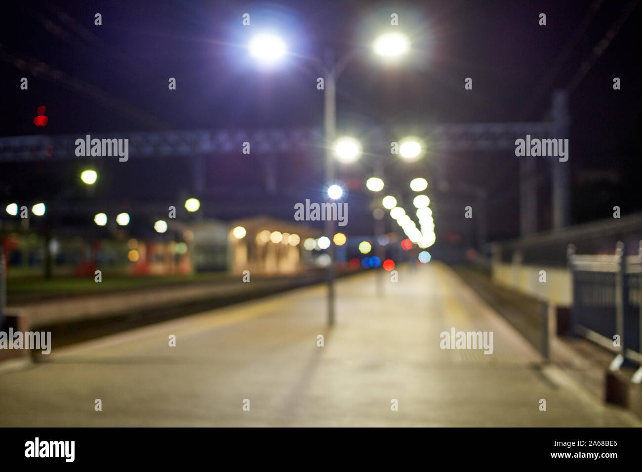 Vue brouillée de la plate-forme de la gare. tir de nuit Banque D'Images