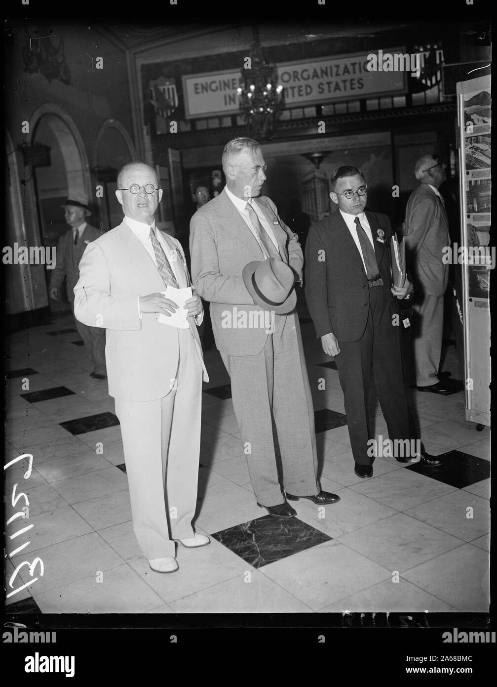 Témoin du soleil à défier les pouvoirs, Washington, D.C., le 8 septembre. Senor Adolfo Niebuhr, d'Argentine, le Dr Richard Plobet, de l'Allemagne, et le Dr. Eugen Melchinger, de l'Allemagne, témoin de l'échec de M. Charles G. Abbott's Sun Ray machine. Le dispositif qui est dit être capable d'exploiter la moitié de chevaux-moteur à vapeur par la chaleur du soleil a échoué lors de la chaleur concentrée a été trop pour le soldat des connexions Les hommes sont les représentants de leurs pays respectifs à la troisième puissance mondiale Conférence qui est aujourd'hui détenu dans cette ville Banque D'Images