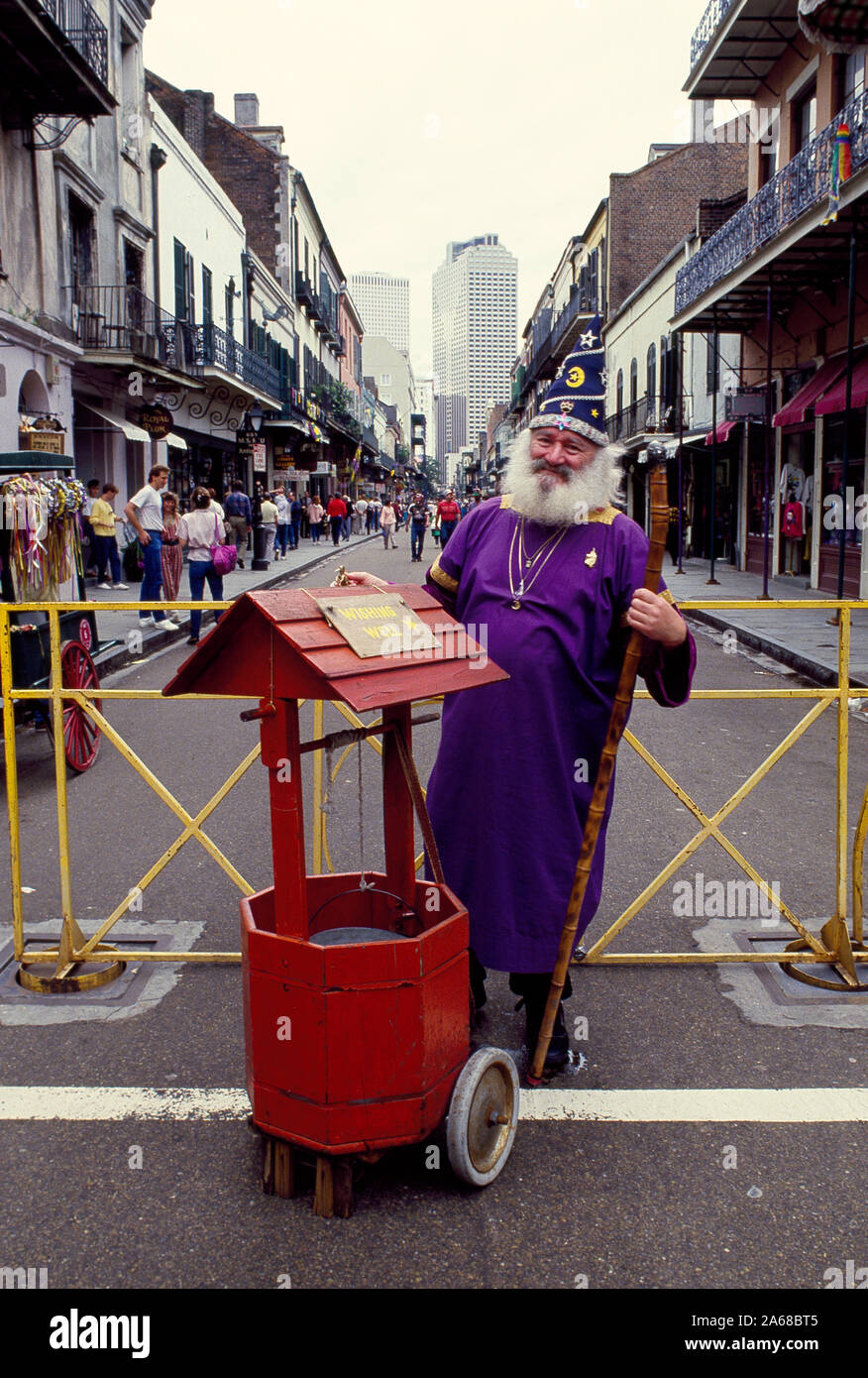 Et son assistant qui souhaitent bien sur Bourbon Street, New Orleans, Louisiane Remarque : Malgré le titre LOC, l'emplacement est en fait plutôt que de Royal Bourbon Street. Royal à Saint Pierre, Quartier français, à la recherche en amont du canal vers Stret. Banque D'Images