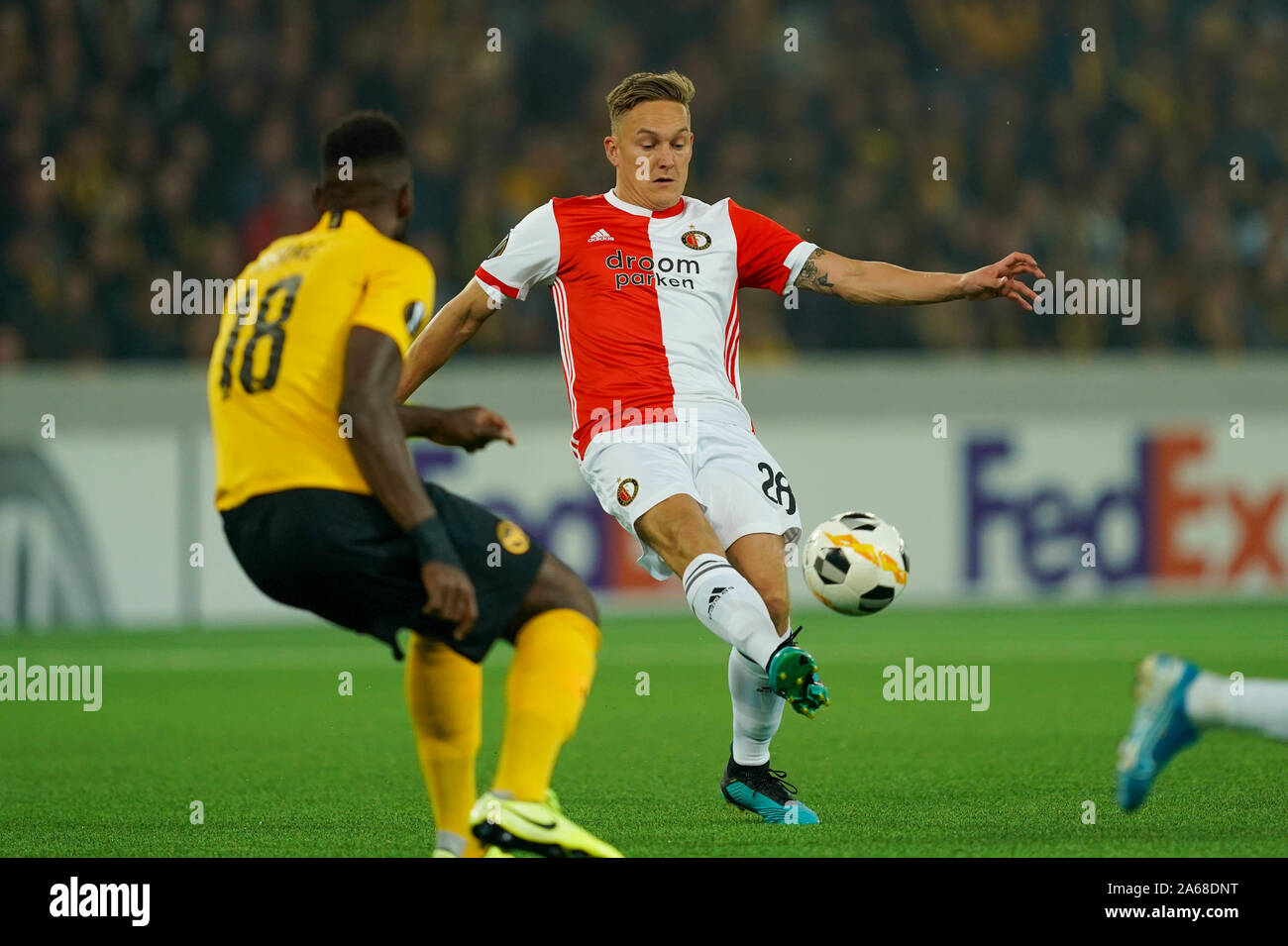 BERNE, SUISSE - Le 24 octobre : Jens Toornstra de Feyenoord Rotterdam (droite) tire la balle pendant la Ligue Europa match de football Stade du groupe G entre le BSC Young Boys et Feyenoord Rotterdam au Stade de Suisse le 24 octobre 2019 à Berne, Suisse (photo de Daniela Porcelli/SPP) Banque D'Images