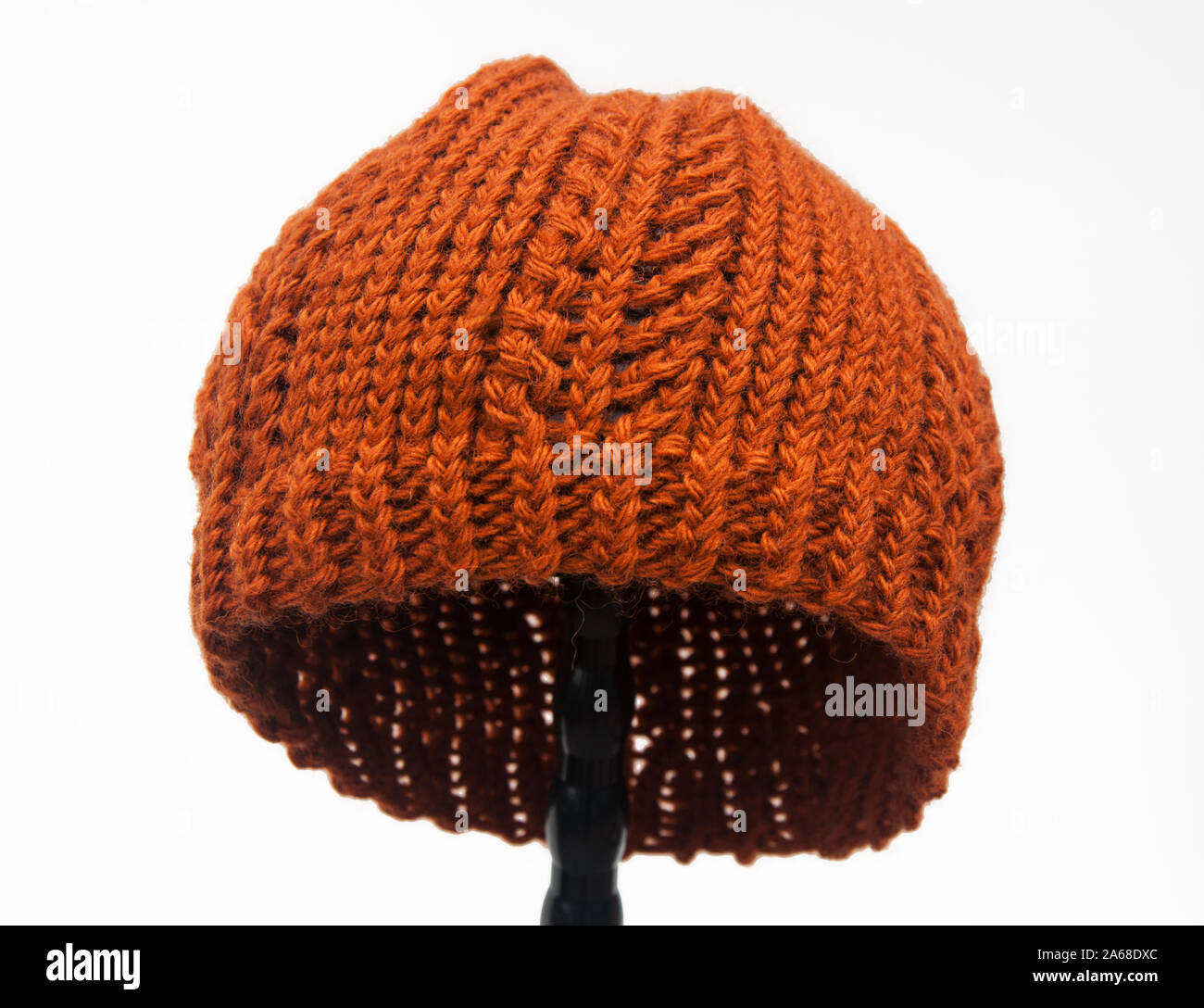 Cette couleur orange citrouille Chapeau tricoté est objet accessoire de  mode d'hiver isolé sur un fond clair. Fait à partir de fil de laine cette  fibre art a été tricoté Photo Stock -