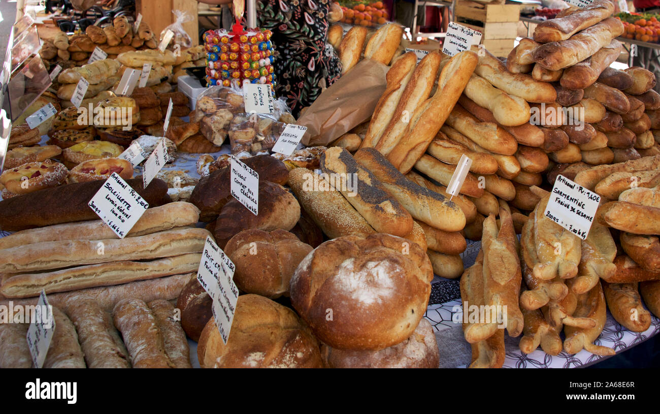 Assortiment de pains Saturday market Fayence Var Provence France Banque D'Images