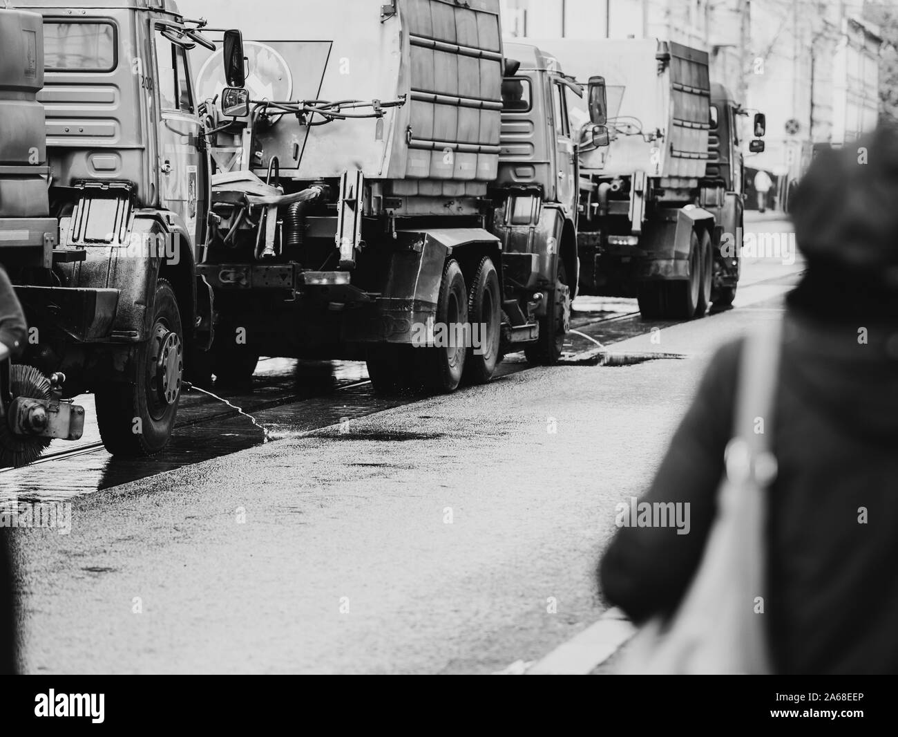 Moscou, Russie - le 19 octobre 2019 : balayeuses d'irrigation sur les camions les voies de tram en face de l'intersection en prévision d'un trafic vert Banque D'Images