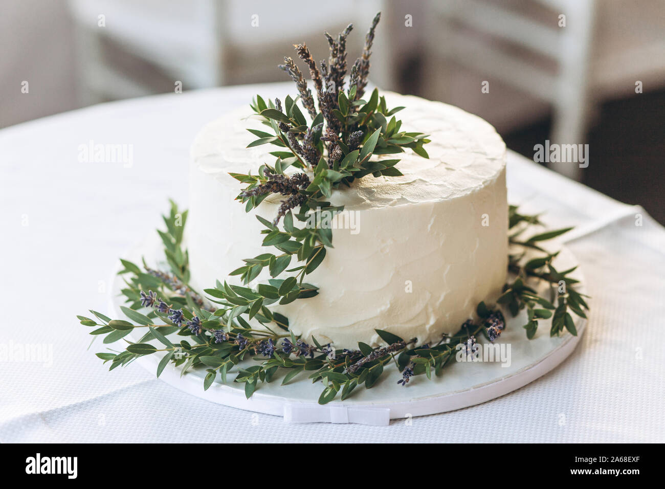 Close Up D Un Gateau Decore Avec Des Fleurs De Lavande Photo Stock Alamy Close Up D Un Gateau Decore Avec Des Fleurs De Lavande Photo Stock Alamy