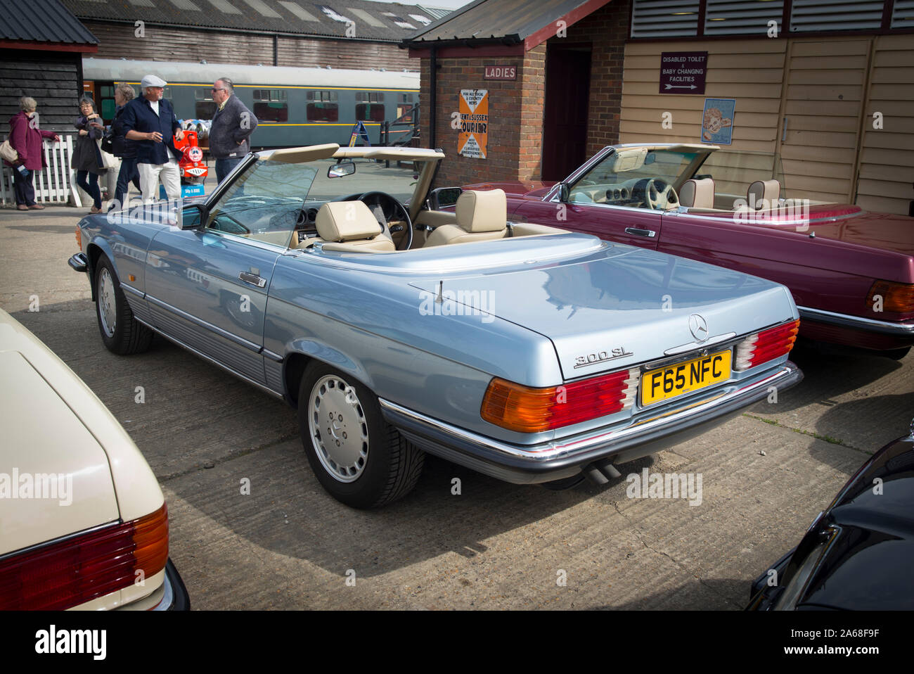 Une vieille Mercedes ouvrir-top sports salon de voiture des années 70 en prenant part à une réunion sociale à Tenterden Kent UK Banque D'Images