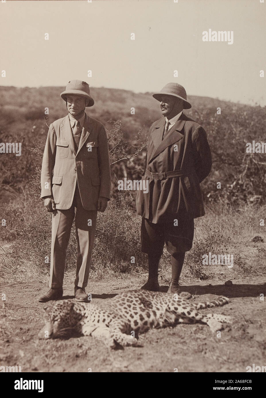 Shri Ranjitsinhji Kumar qui est devenu S.S. Shri Ranjitsinhji, Sir Jam Sahib de Nawangar. Debout sur un shot leopard Banque D'Images