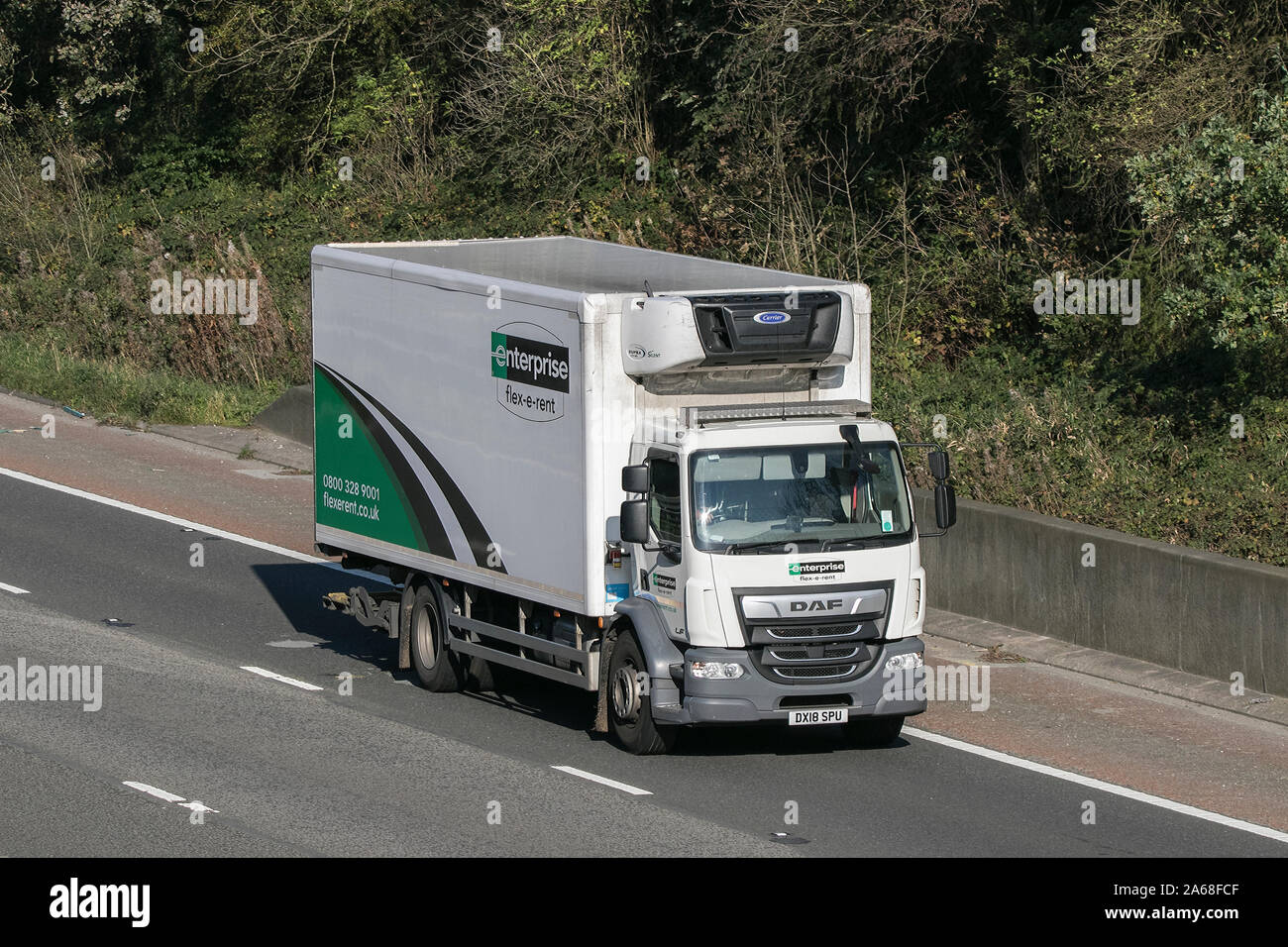 Une Enterprise Location de véhicule commercial DAF fort van transports voyageant sur l'autoroute M6 près de Preston dans le Lancashire, Royaume-Uni Banque D'Images Une Enterprise Location de véhicule commercial DAF fort van transports voyageant sur l'autoroute M6 près de Preston dans le Lancashire, Royaume-Uni Banque D'Images