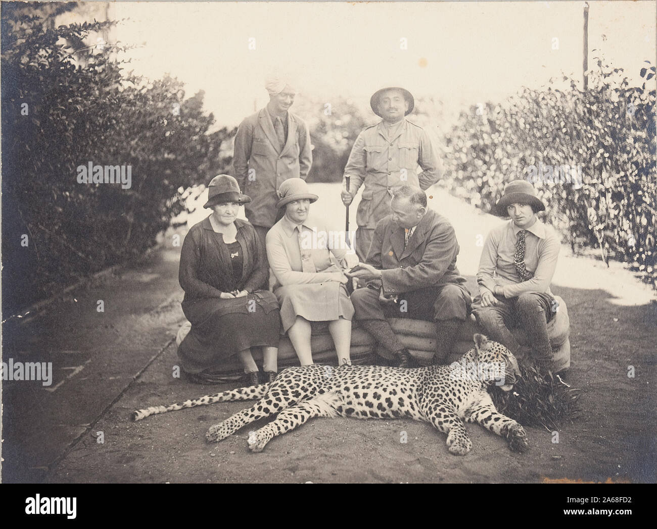 H.H.Shri Ranjitsinhji, Sir Jam Sahib de Nawanger avec partie de chasse et a tiré en face de Leopard Banque D'Images