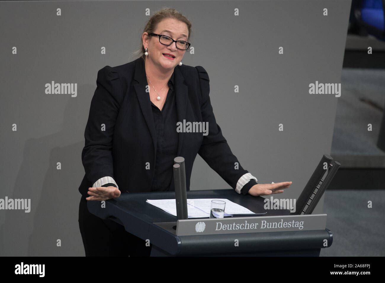 Berlin, Allemagne. 24 Oct, 2019. Katrin Budde (SPD) parle à la session plénière du Bundestag allemand. Les principaux thèmes de la 121e session de la 19e législature sont la suppression partielle de la surtaxe de solidarité, une allocation de formation minimum pour les stagiaires, l'anti-est le déploiement de la Bundeswehr, les conditions de travail dans le secteur des colis, une meilleure rémunération pour les soignants et le 15e anniversaire du cyclomoteur permis de conduire. Credit : Jörg Carstensen/dpa/Alamy Live News Banque D'Images