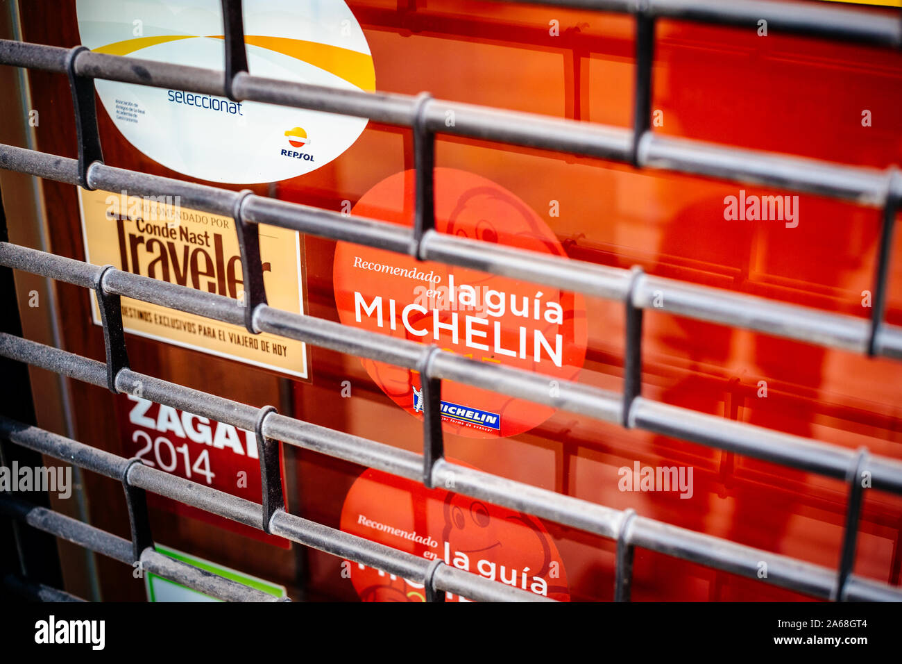 Barcelone, Espagne - Nov 14, 2017 : Recomendado en la guia Michelin Conde Nast Traveler, Repsol sélection - autocollant fermé par des guides sur la façade de restaurant fermé Banque D'Images