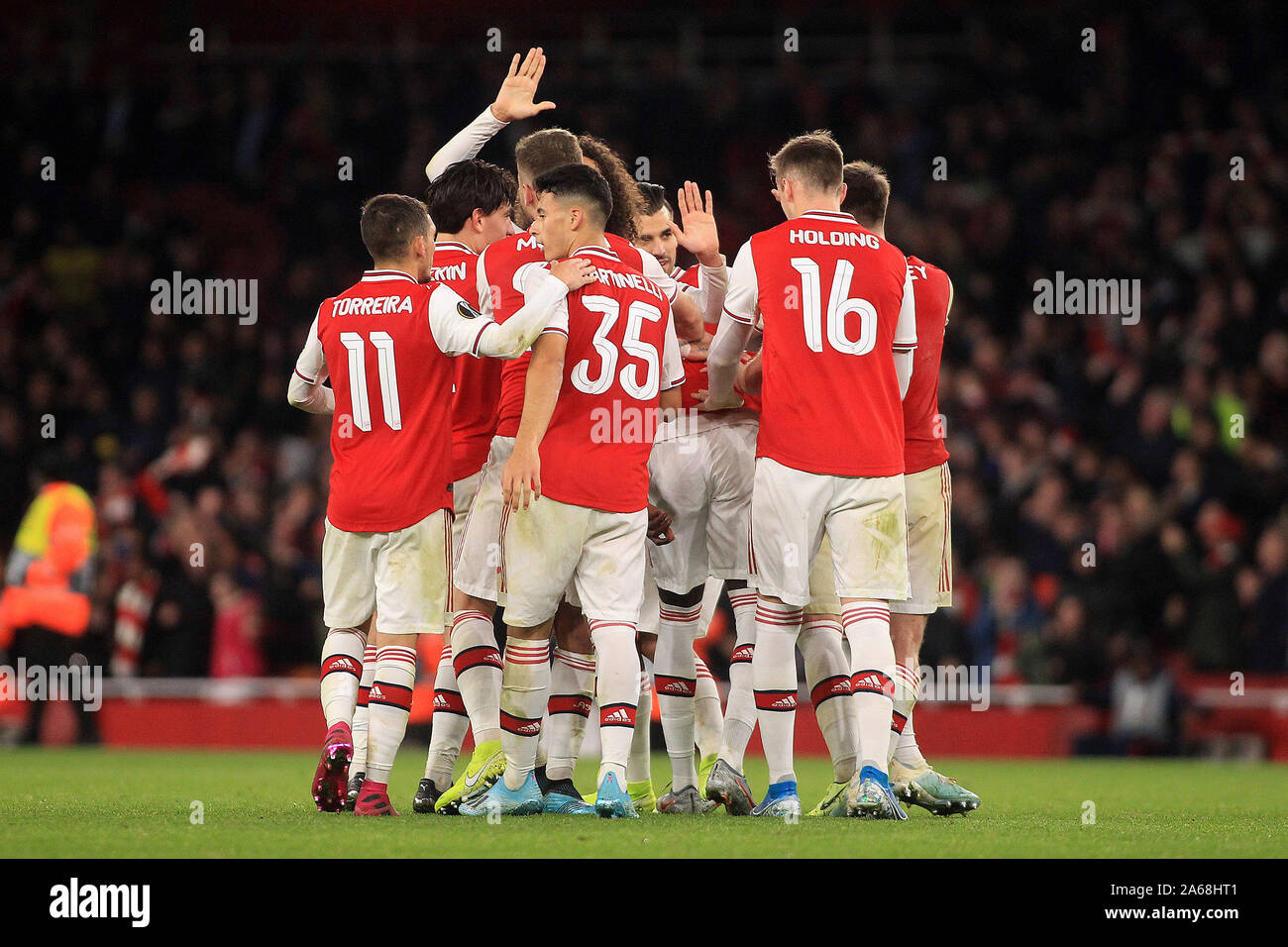 Nicolas Pepe d'Arsenal (partiellement caché) est agressé alors qu'il célèbre avec ses coéquipiers après qu'il marque son deuxième et troisième but de son équipe.L'UEFA Europa League, groupe F, Arsenal v Vitoria SC à l'Emirates Stadium de Londres, le jeudi 24 octobre 2019. Cette image ne peut être utilisé qu'à des fins rédactionnelles. Usage éditorial uniquement, licence requise pour un usage commercial. Aucune utilisation de pari, de jeux ou d'un seul club/ligue/dvd publications pic par Steffan Bowen/Andrew Orchard la photographie de sport/Alamy live news Banque D'Images