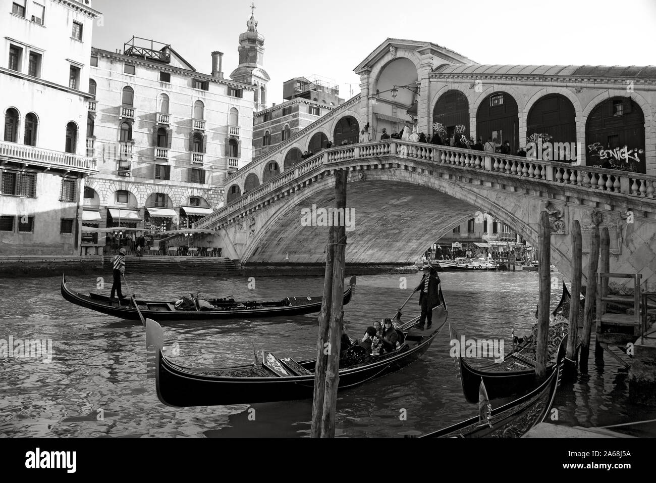 Ponte di Rialto, Venise, Italie : le Grand Canal et les gondoles. Version noir et blanc Banque D'Images