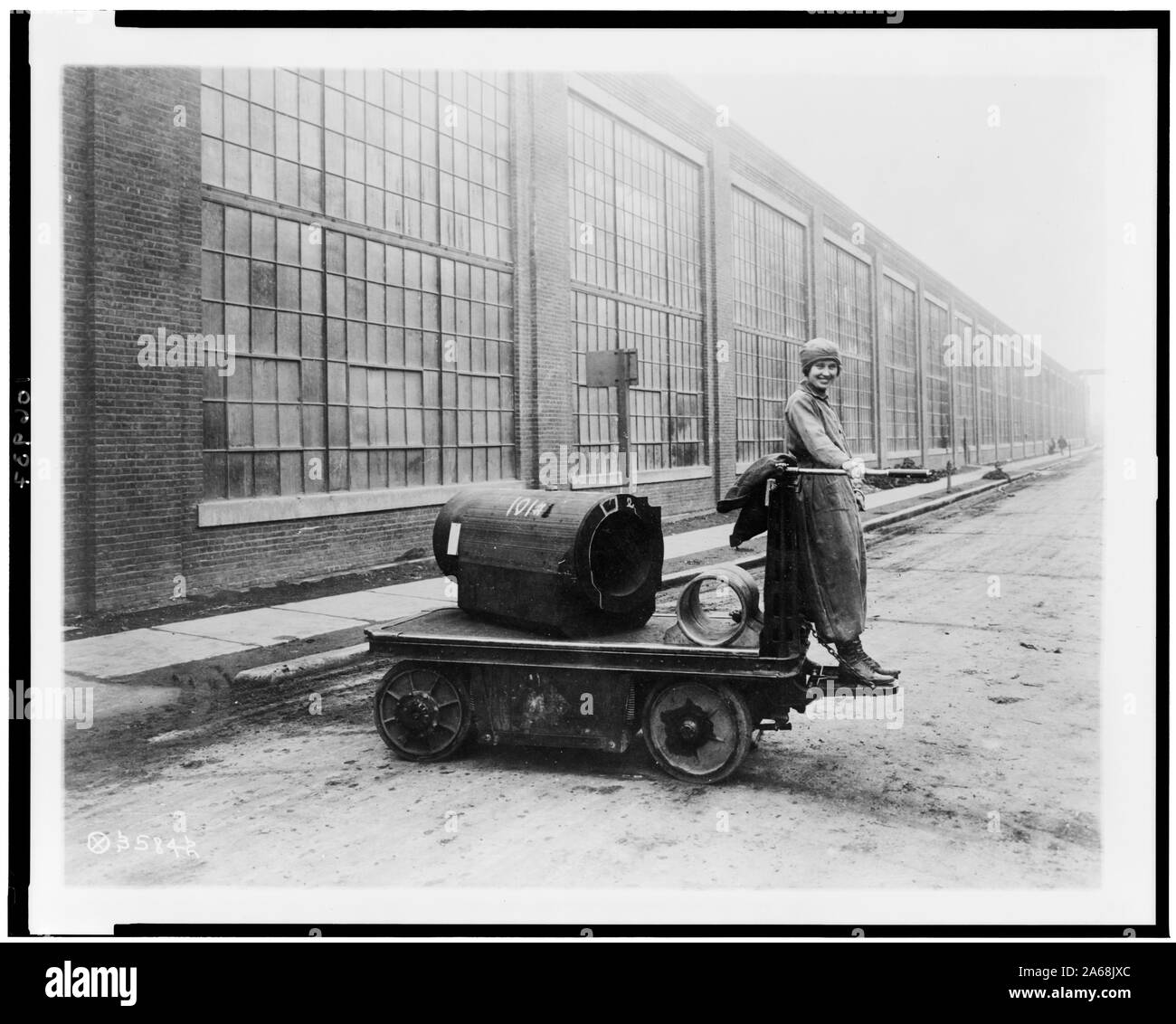 Femme debout sur electric shop truck, Watervliet Arsenal, Watervliet, NEW YORK), au cours de la Première Guerre mondiale Banque D'Images