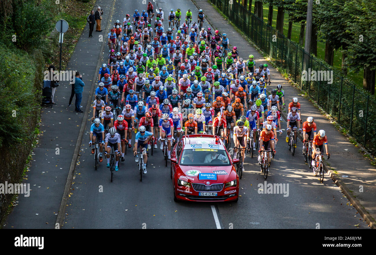 Chartres, France - 13 octobre 2019 : Vue aérienne du peloton équitation dans Chartres juste avant le vrai début de l'automne 2019 course cycliste française Paris-Tours Banque D'Images