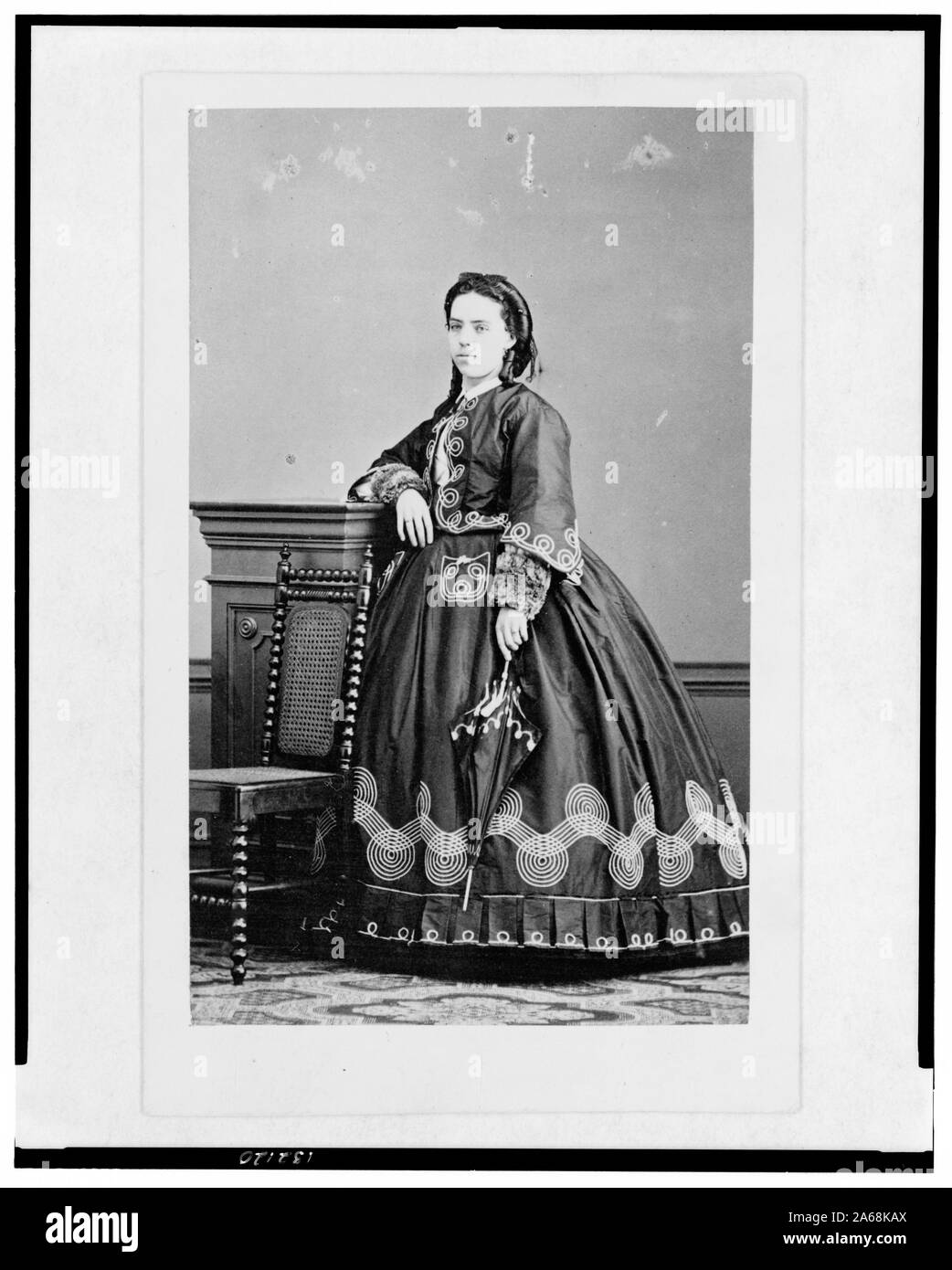 Femme avec un parasol non ouvert, half-length portrait, face à l'avant Banque D'Images