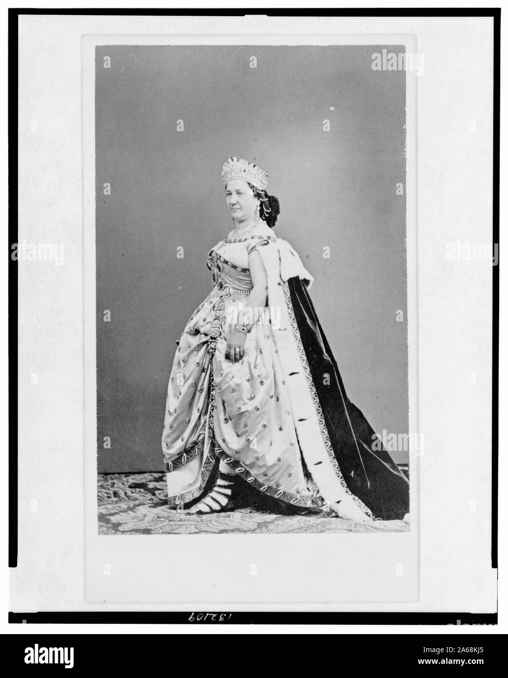 Woman, portrait en pied, debout, tourné à gauche Banque D'Images