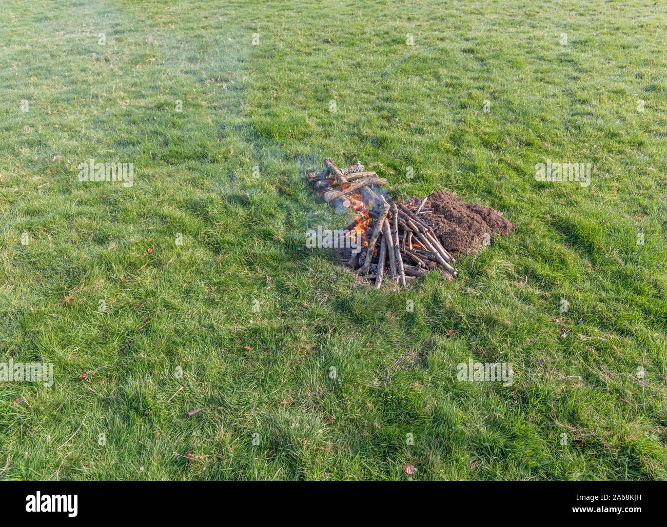 Séquence de construction et d'éclairage du feu de survie / feu de camp. Préparation d'urgence, d'incendie, les compétences de survie, des flammes rouges. Voir les notes explicatives. Banque D'Images