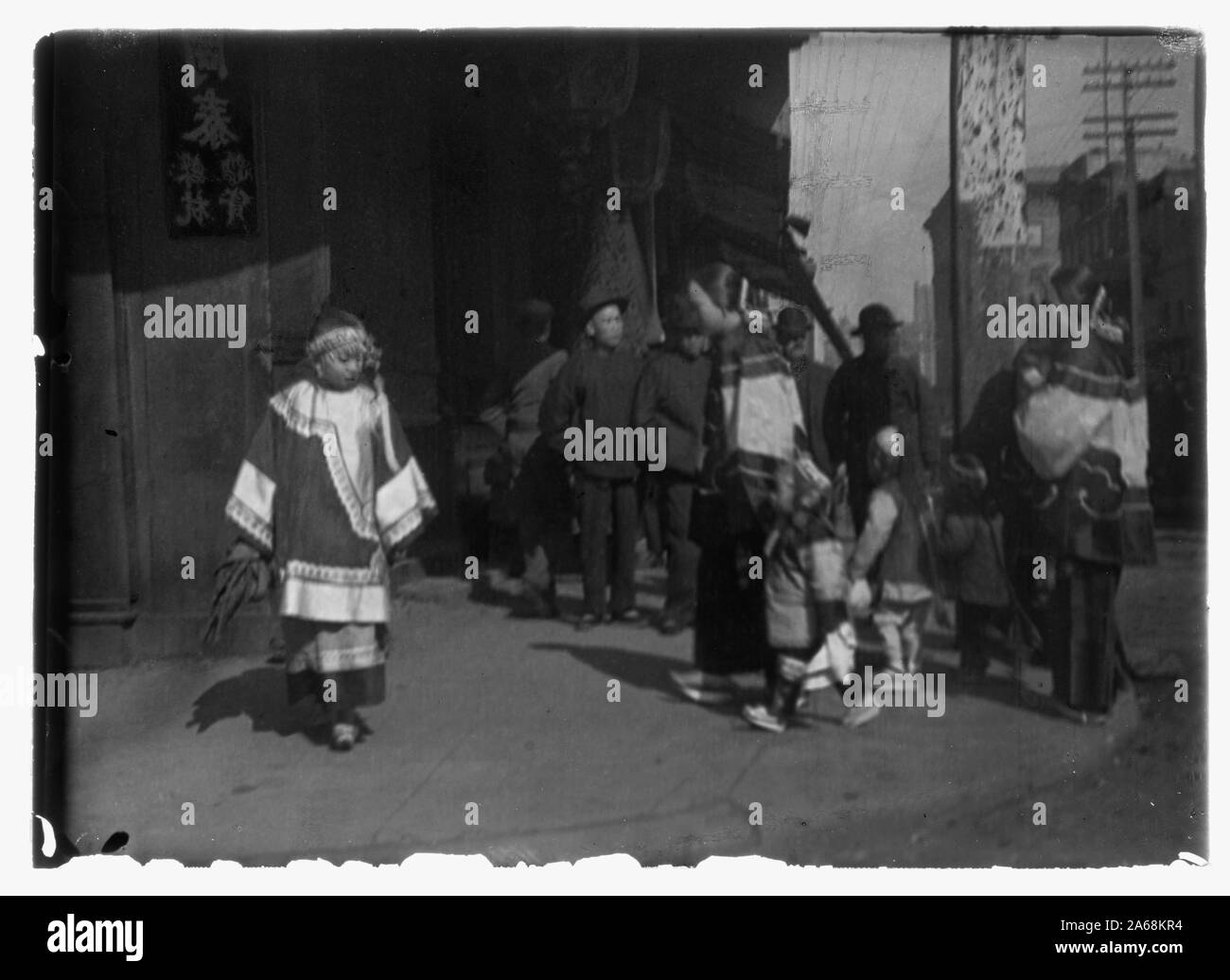 Les femmes et les enfants marchant dans un Street, Chinatown, San Francisco Banque D'Images