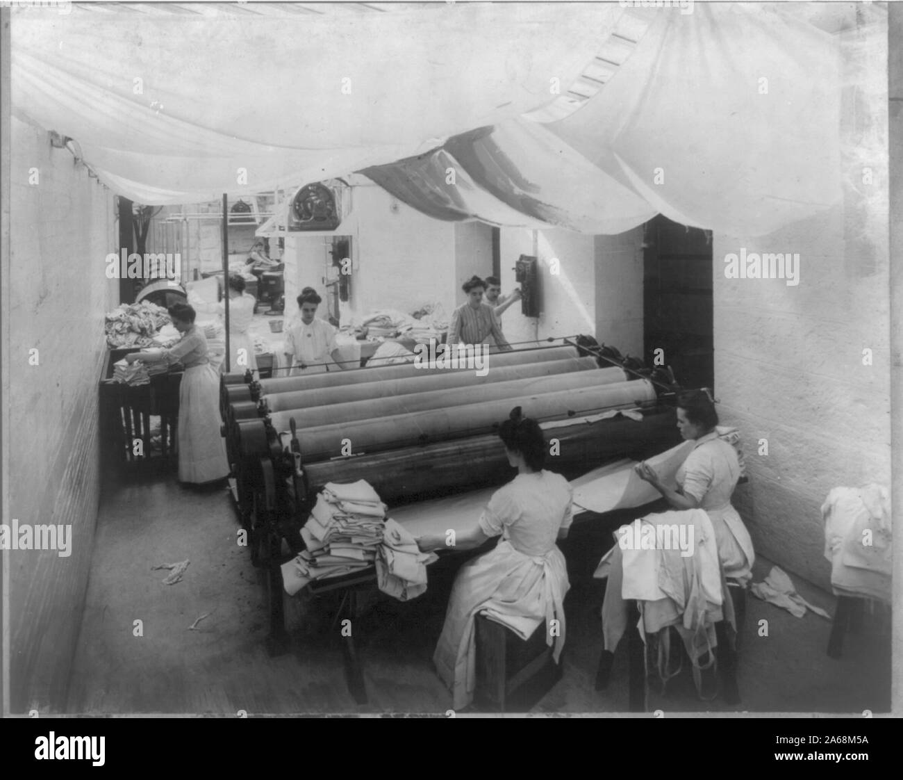 Exploitation des femmes grande buanderie presse à vapeur Banque D'Images