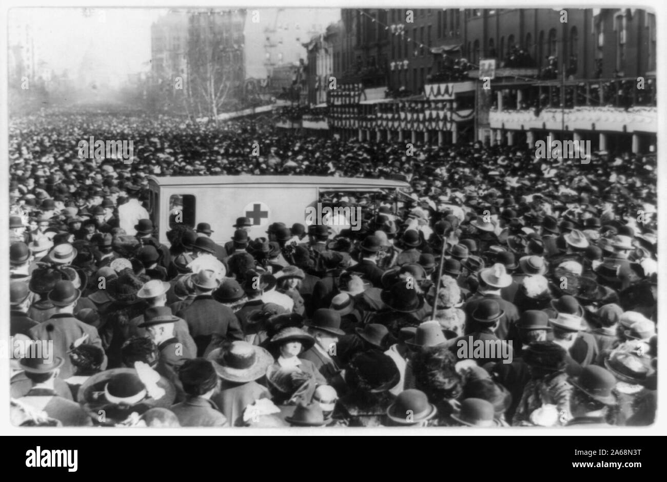 Procession du suffrage des femmes à Washington, D.C., le 3 mars 1913, foule autour de l'ambulance de la Croix Rouge Banque D'Images
