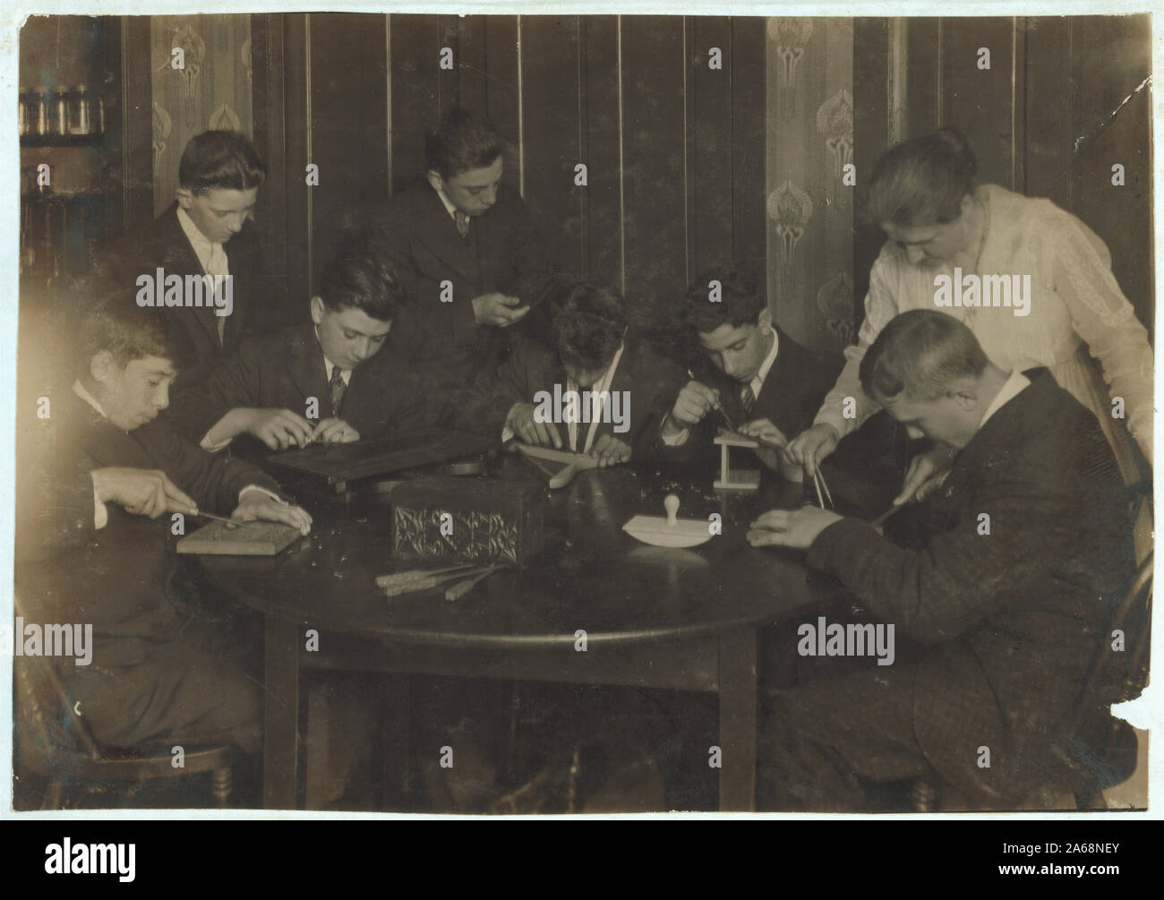 Groupe de travail de sculpture sur bois des garçons au King Philip Settlement - Noms commençant à notre droite : 6. Frederick Reinhadt, 15, 147, rue Grant. 5. Arthur Bourque, 14, 415 Kilburn St., 3. Antoine Bello, 16, 75 Mt. Espérons Ave. 8ème année Slade School - bonne éducation veut plus de travail. 1. Wm. Berupe, 15, 36 Assonet St., balayeuse, Iron Works, 7 h 30-11 h 30, 1-5. Barber Shop 7 ans, maintenant le vendredi et samedi après-midi et jusqu'à 12 la nuit. 4. Herman Reinhadt, 17, Moyeu Clothing Co. greffier. Était un mâle rouge dans la mule. 7. Manuel Ferreira, 15, 27 Whittier St. Sweeper, Iron Works, même horaire que Berupe. Banque D'Images