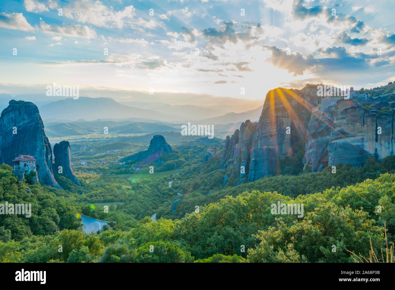 Voir entre la géologie et d'énormes rochers des météores que coucher de soleil avec des nuages skt et lens flare, Grèce. Banque D'Images