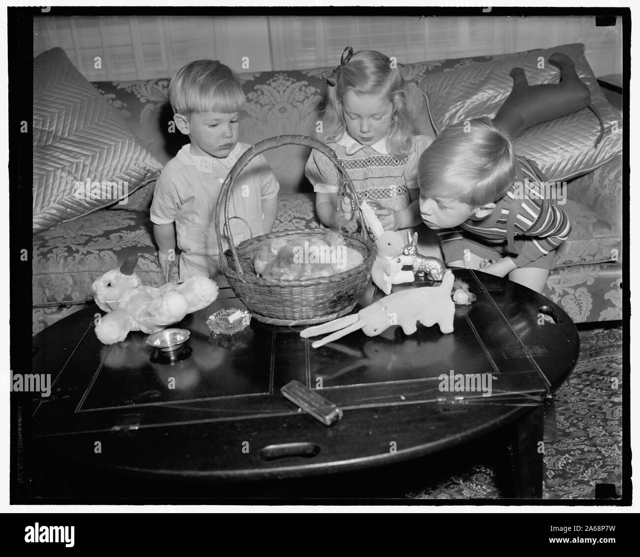 Aperçu live de Woodring enfants obtiennent leur panier de Pâques. Washington, D.C., 5 avril. Les enfants Woodring, fils et fille de la secrétaire de la guerre et Mme Harry H. Woodring, ont eu un aperçu aujourd'hui à quoi s'attendre le Lapin de Pâques le dimanche. Les enfants, de gauche à droite : Cooper, Melissa et Marcus Coolidge sont attendus à rouler leurs oeufs à la Maison Blanche le lundi de Pâques, 4/5/39 Banque D'Images