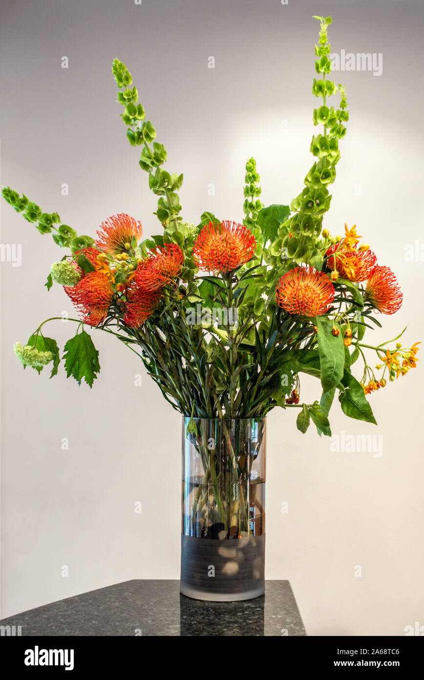 Arrangement de fleurs dans un vase en verre clair Banque D'Images