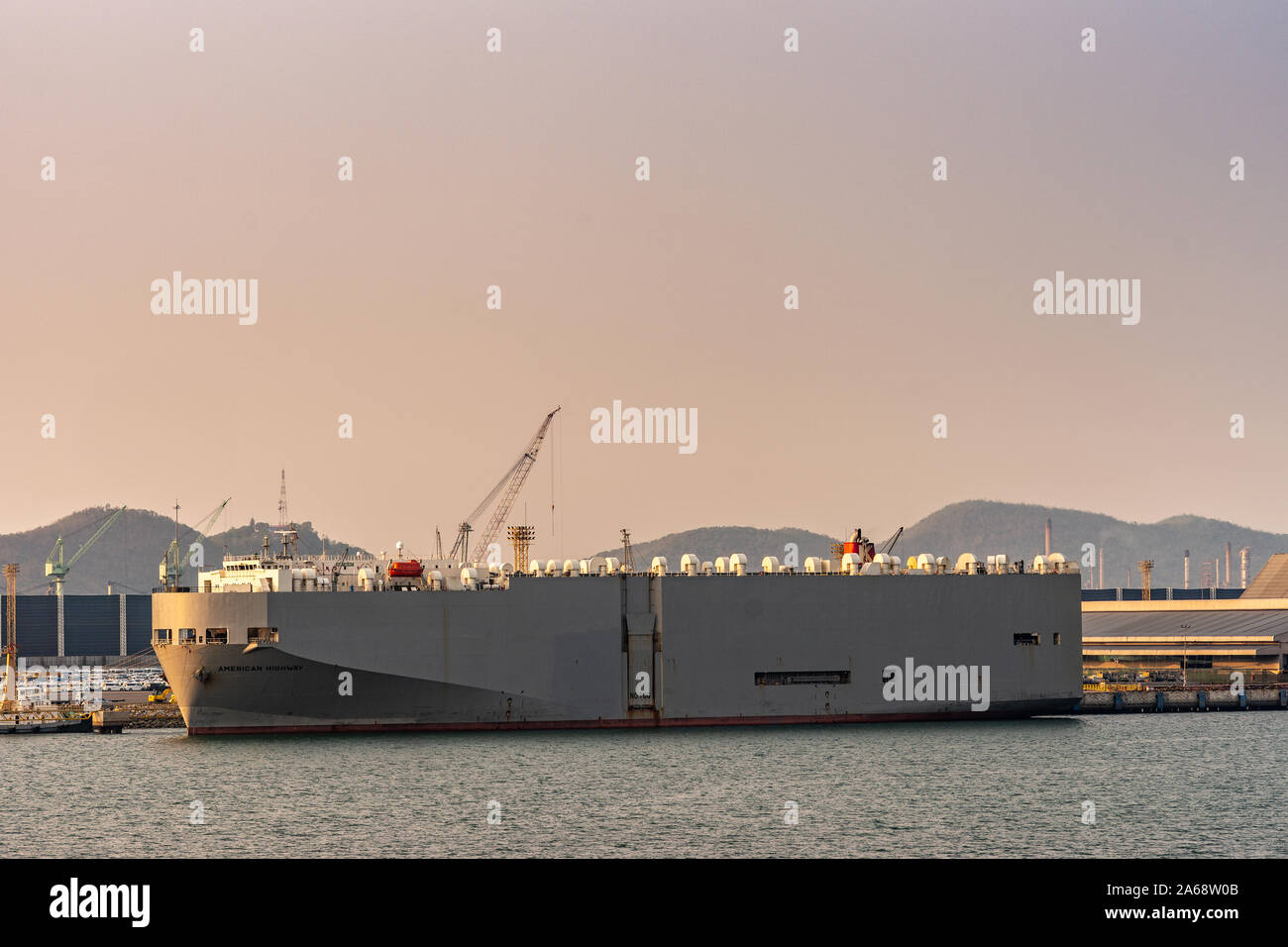 Port de Laem Chabang, Thaïlande - Mars 17, 2019 : grand grand navire de transport véhicules gris, l'autoroute de l'Amérique, Panama marqués, sous le coucher du soleil li Banque D'Images