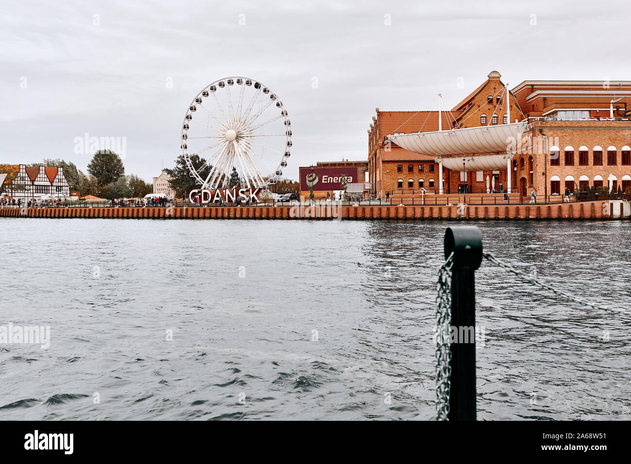 Gdansk, Pologne - 07 septembre 2019 : Paysages de la vieille ville de Gdansk, fleuve Motlawa, vue de l'enseigne avec le nom de la ville Gdansk et la grande roue Banque D'Images