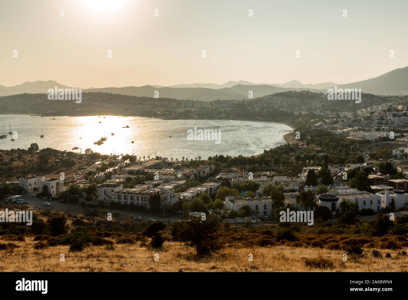 Soleil panoramique vue sur la baie de Gumbet à Bodrum sur Riviera Turque. Bodrum est un district et une ville portuaire dans la province de Mugla, dans le sud-ouest de l'Egée R Banque D'Images