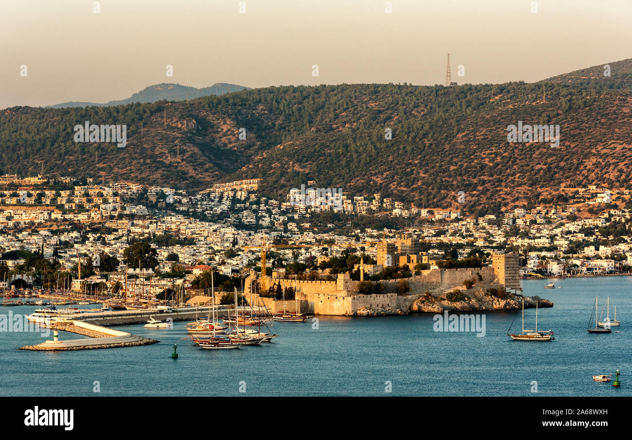 Soleil panoramique vue sur le château de Bodrum et Marina Bay sur la Riviera Turque. Bodrum est un district et une ville portuaire dans la province de Mugla, dans le sud-ouest Banque D'Images