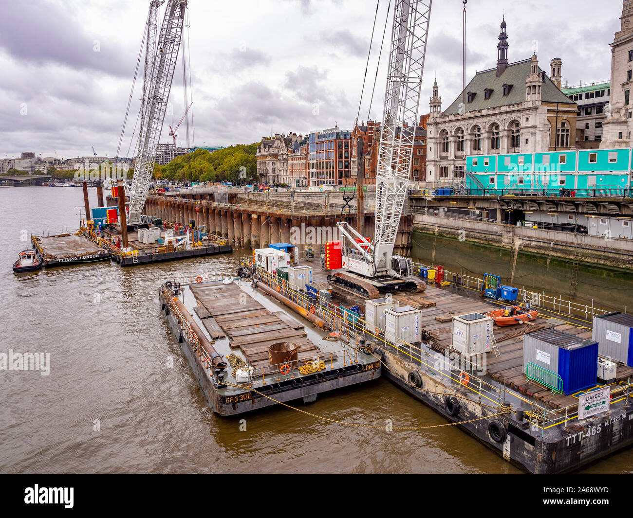 Super travail de construction d'égouts de Londres à partir de pontons flottants sur la Tamise aux côtés de Victoria Embankment, London, UK. Banque D'Images