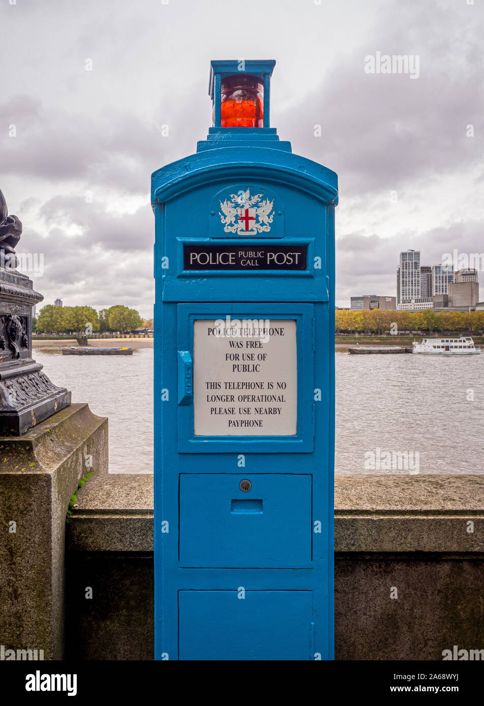 Ville Sur La Tamise En 4 Lettres Le téléphone de la police vintage n'est plus utilisé, Victoria Embankment,  le long de la Tamise, Londres, Royaume-Uni Photo Stock - Alamy