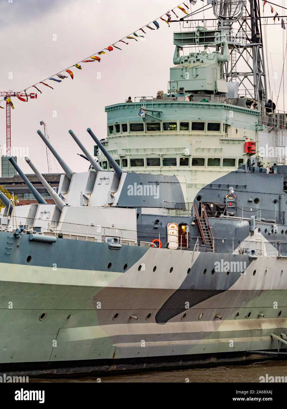 Le HMS Belfast, un croiseur léger de classe ville construit pour la Royal Navy. Actuellement exploité par l'Imperial War Museum et définitivement amarré sur la Tamise, Banque D'Images