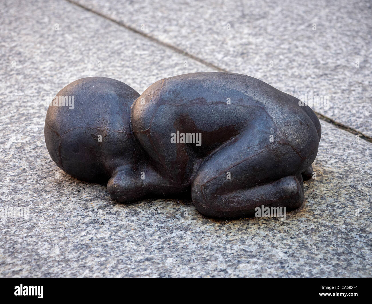 Fer à Repasser Baby (1999) par Antony Gormley, dans la cour de l'Académie Royale en 2019, Londres, Royaume-Uni. Banque D'Images