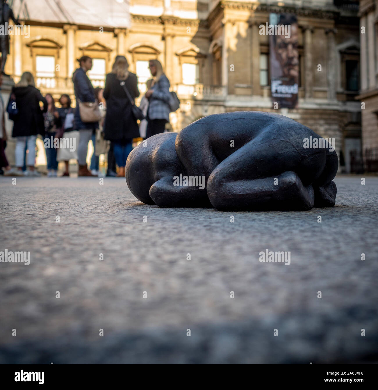 Fer à Repasser Baby (1999) par Antony Gormley, dans la cour de l'Académie Royale en 2019, Londres, Royaume-Uni. Banque D'Images