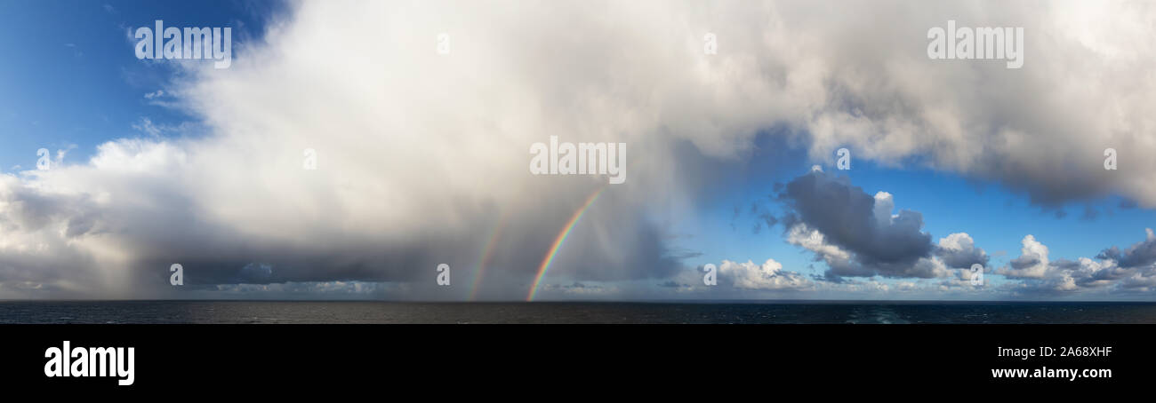 Vue panoramique spectaculaire d'une au cours d'une saison des pluies et cloudscape matin coloré avec un double arc-en-ciel lumineux. Prises au-dessus de l'océan Pacifique en Alaska, USA. Banque D'Images