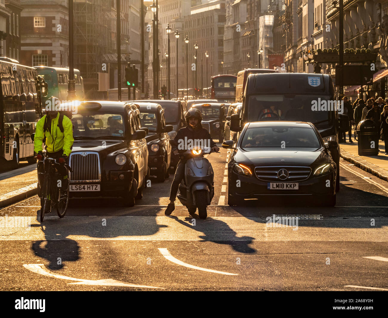 La circulation dans Londres : taxi, vélo, scooter, voiture, van. Banque D'Images