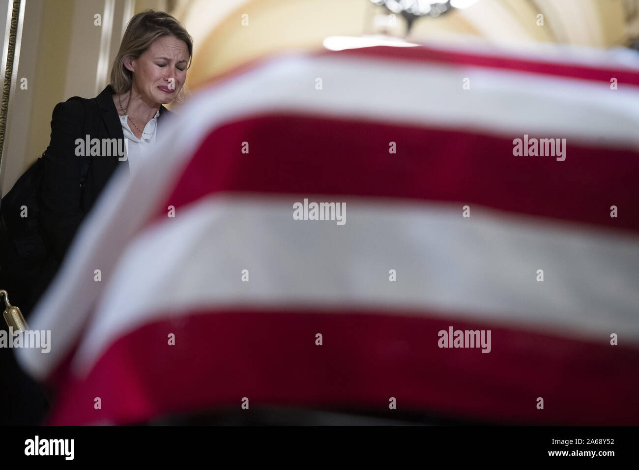 Washington, United States. 24 Oct, 2019. Un client paie au cercueil de représentant américain Elijah Cummings que Cummings se trouve dans la région dans le corridor menant de Rodgers, Statuary Hall à la Chambre des communes au Capitole à Washington, DC le Jeudi, Octobre 24, 2019. Cummings est décédé le 17 octobre 2019 à l'âge de 68 ans suite à des complications en ce qui concerne les conditions de santé précédent, il a servi au Congrès pendant 23 ans. Piscine Photo de Tom Williams/UPI UPI : Crédit/Alamy Live News Banque D'Images