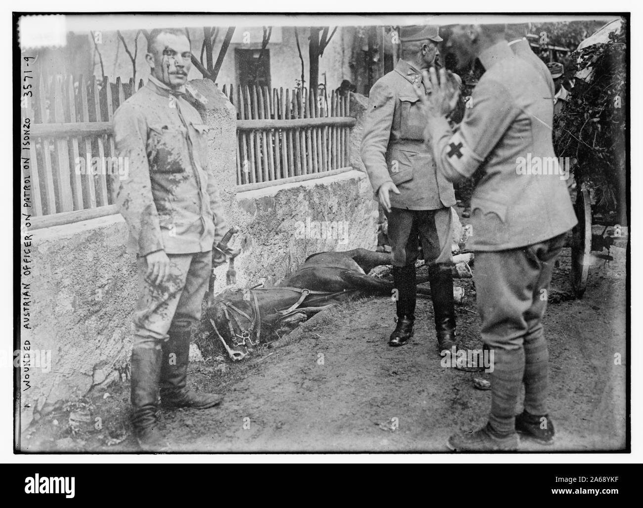 Blessé officier autrichien en patrouille sur l'Isonzo Banque D'Images
